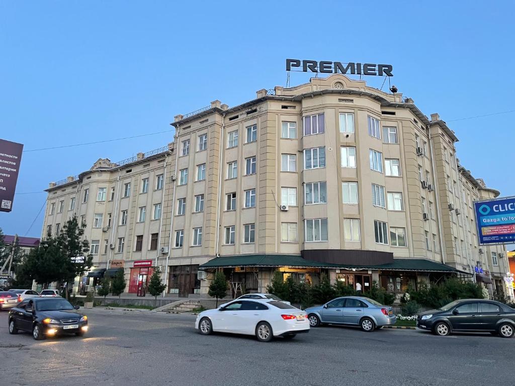 un grande edificio con auto parcheggiate di fronte di Cozy apartment a Samarkand
