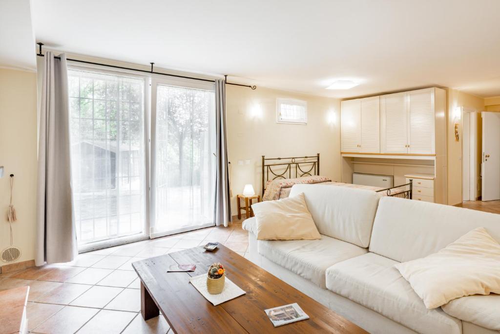 sala de estar con sofá blanco y mesa en Oak House Apartments with parking en Perugia