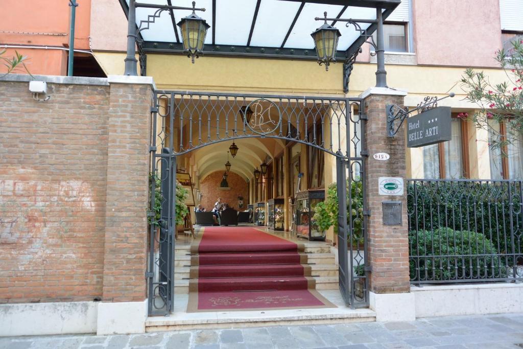 un accès à un bâtiment doté d'un tapis rouge dans l'établissement Hotel Belle Arti, à Venise