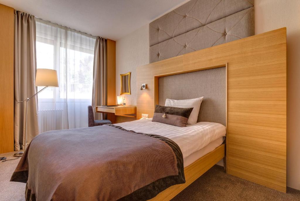 Llit o llits en una habitació de Continental Hotel Lausanne