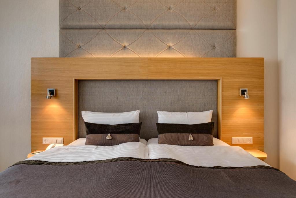 Llit o llits en una habitació de Continental Hotel Lausanne