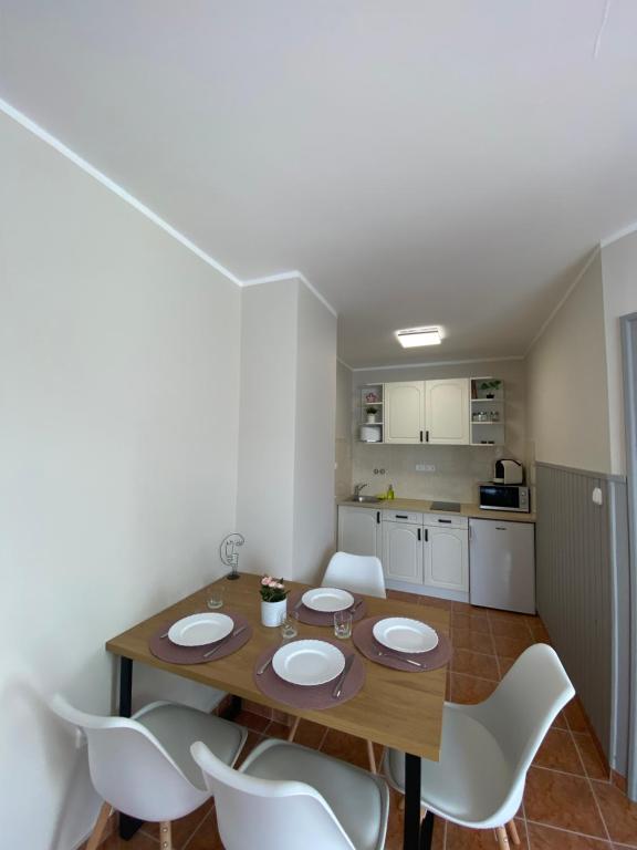Kuchyň nebo kuchyňský kout v ubytování Silence Apartmanház Zalakaros