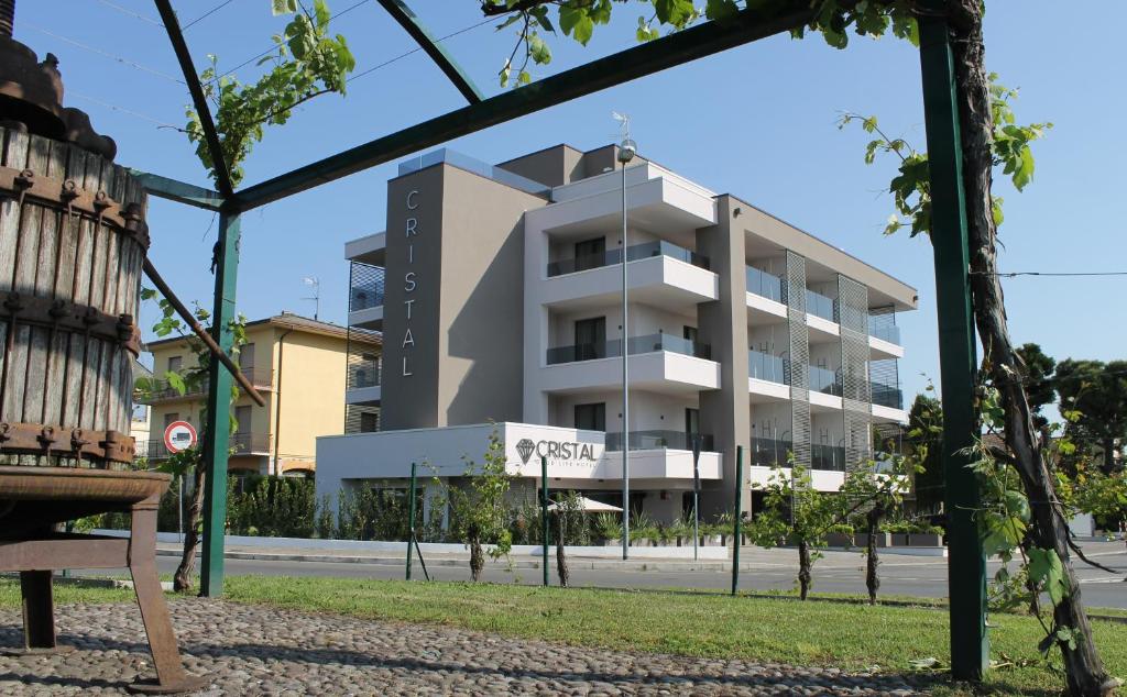 un edificio di fronte a un edificio di Hotel Cristal a Sirmione