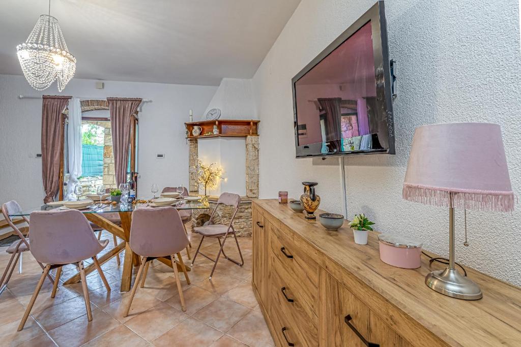 Telewizja i/lub zestaw kina domowego w obiekcie Eden house