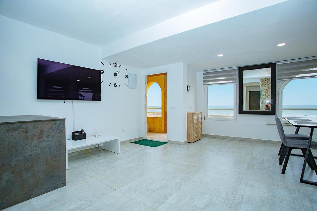 TV a/nebo společenská místnost v ubytování 009 Magic Sea View - Alicante Holiday