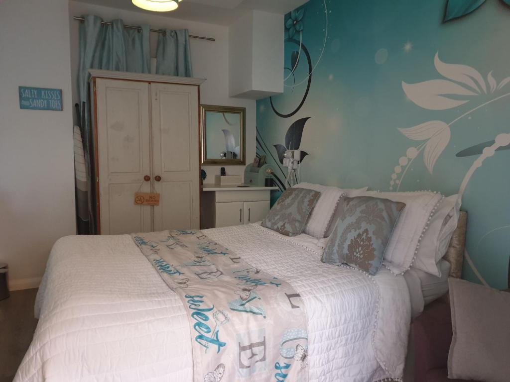 En eller flere senge i et værelse på Self Contained Rooms in Central Torquay