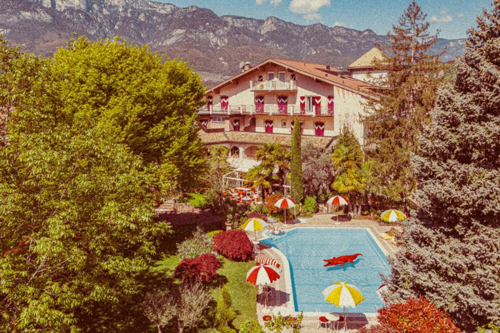 Nespecifikovaný výhled na hory nebo výhled na hory při pohledu z hotelu