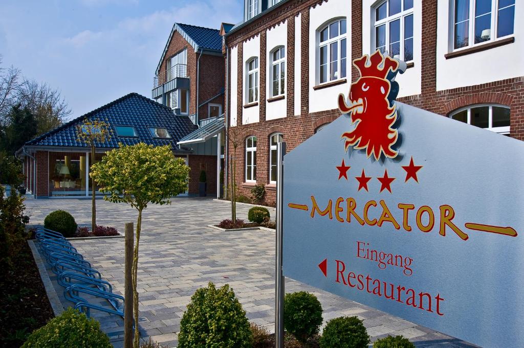 una señal para un restaurante de emergencia mercator frente a un edificio en Mercator-Hotel en Gangelt