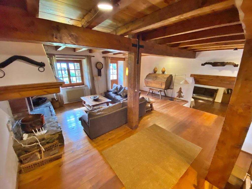 an overhead view of a living room with a couch at Pleta Ordino 18, Duplex rustico con chimenea, Ordino, zona vallnord in Ordino