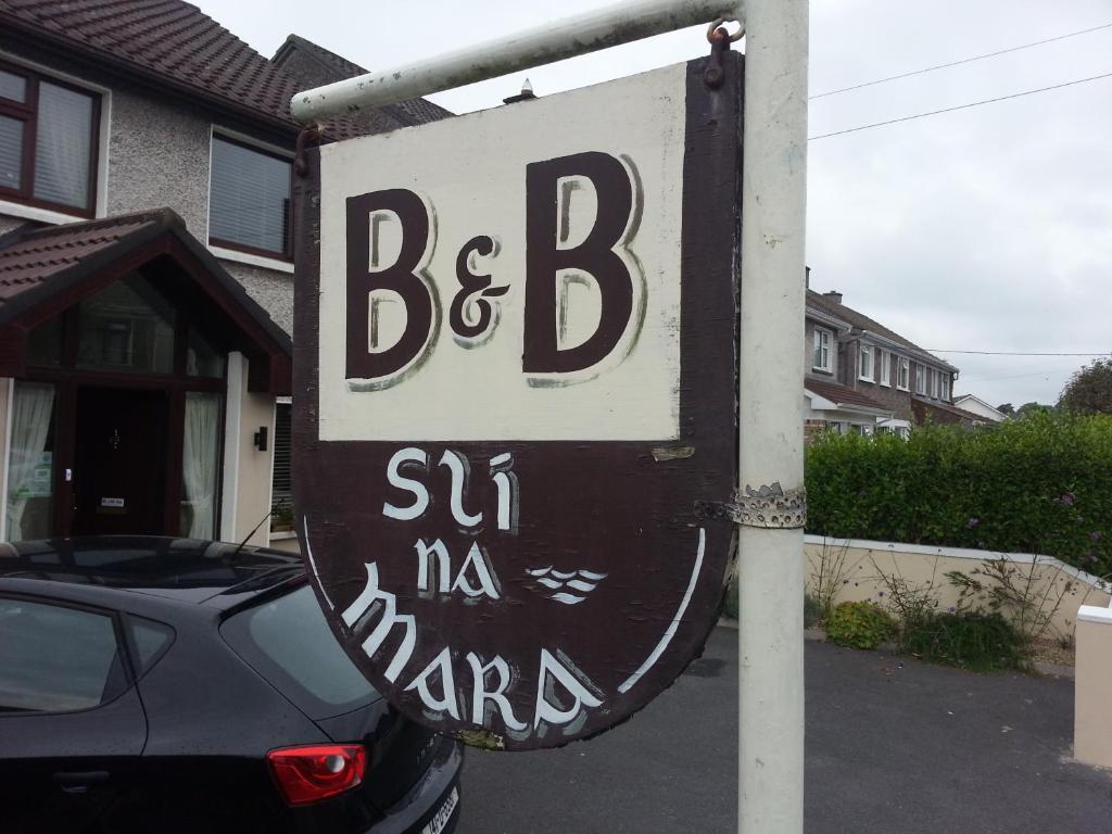 un cartel con graffiti en frente de una casa en Sli Na Mara, en Galway