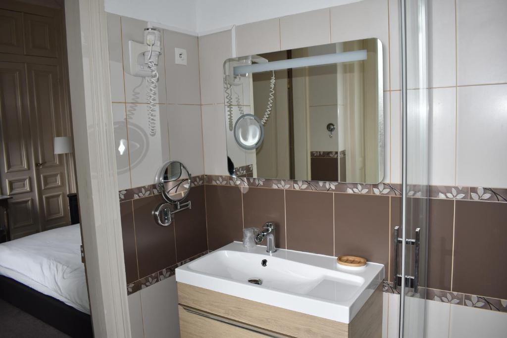 Logis Manoir de Fourcy - Tweepersoonskamer Met Eigen Badkamer