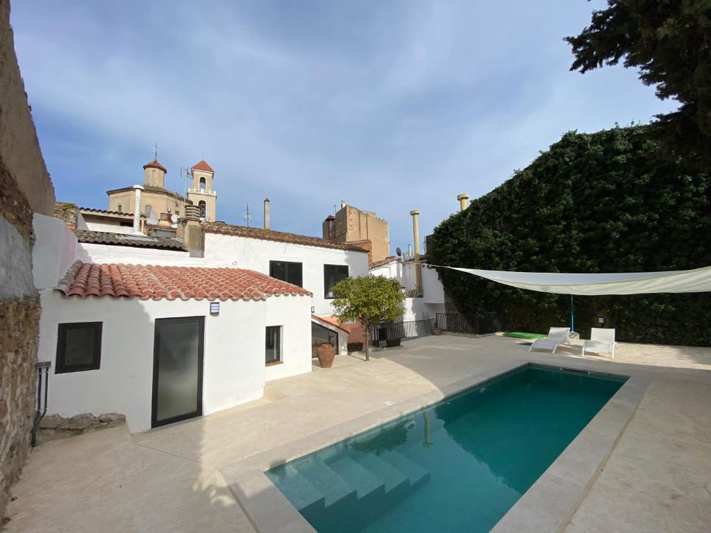una casa con piscina al lado de un edificio en Costa Maresme, Barcelona ,Valentinos House & Pool, en Vilassar de Dalt