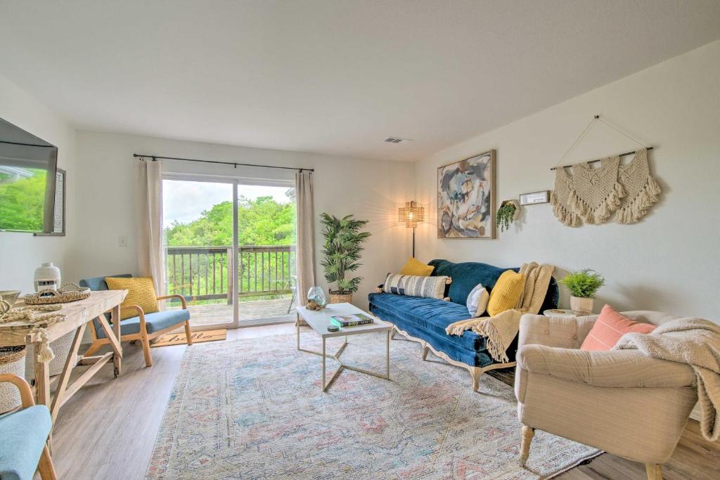 ein Wohnzimmer mit einem blauen Sofa und einem Tisch in der Unterkunft Cozy Branson Retreat with Balcony, 2 Mi to 76 Strip in Branson