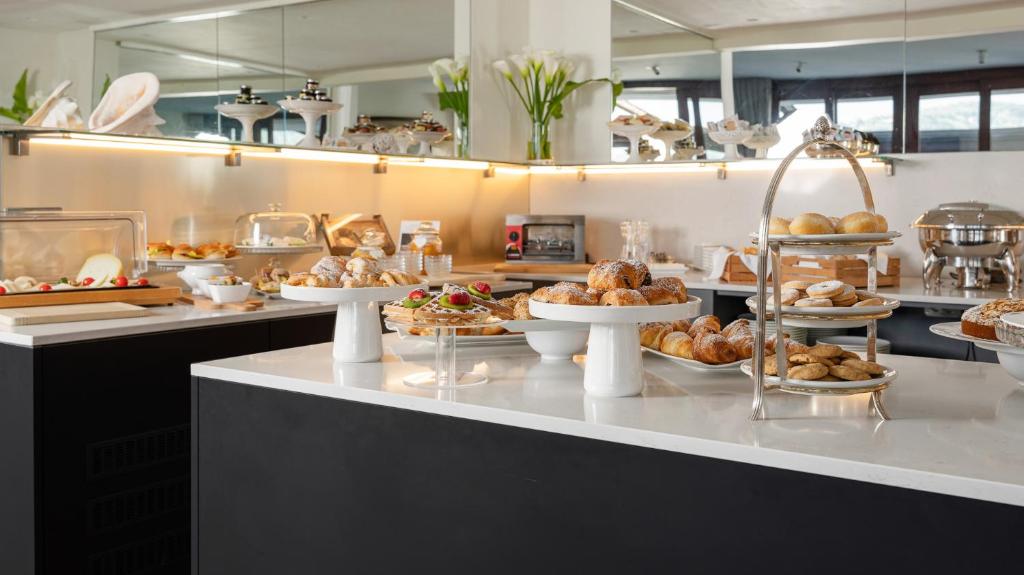 a kitchen with several dishes of food on a counter at Doria Park Hotel in Lerici