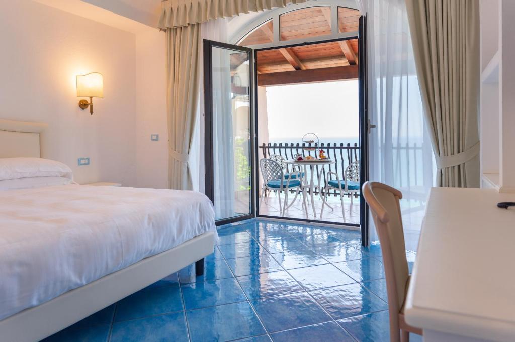 Postel nebo postele na pokoji v ubytování Grand Hotel Le Rocce