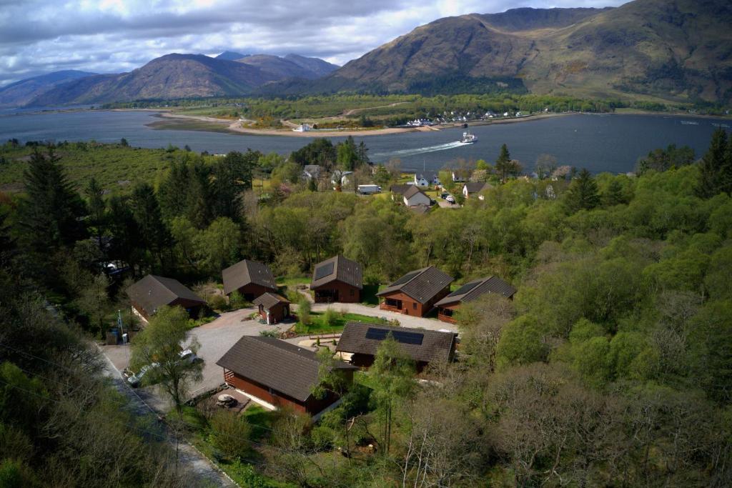 een luchtzicht op een huis met een meer en bergen bij Birchbrae Highland Lodges in Onich