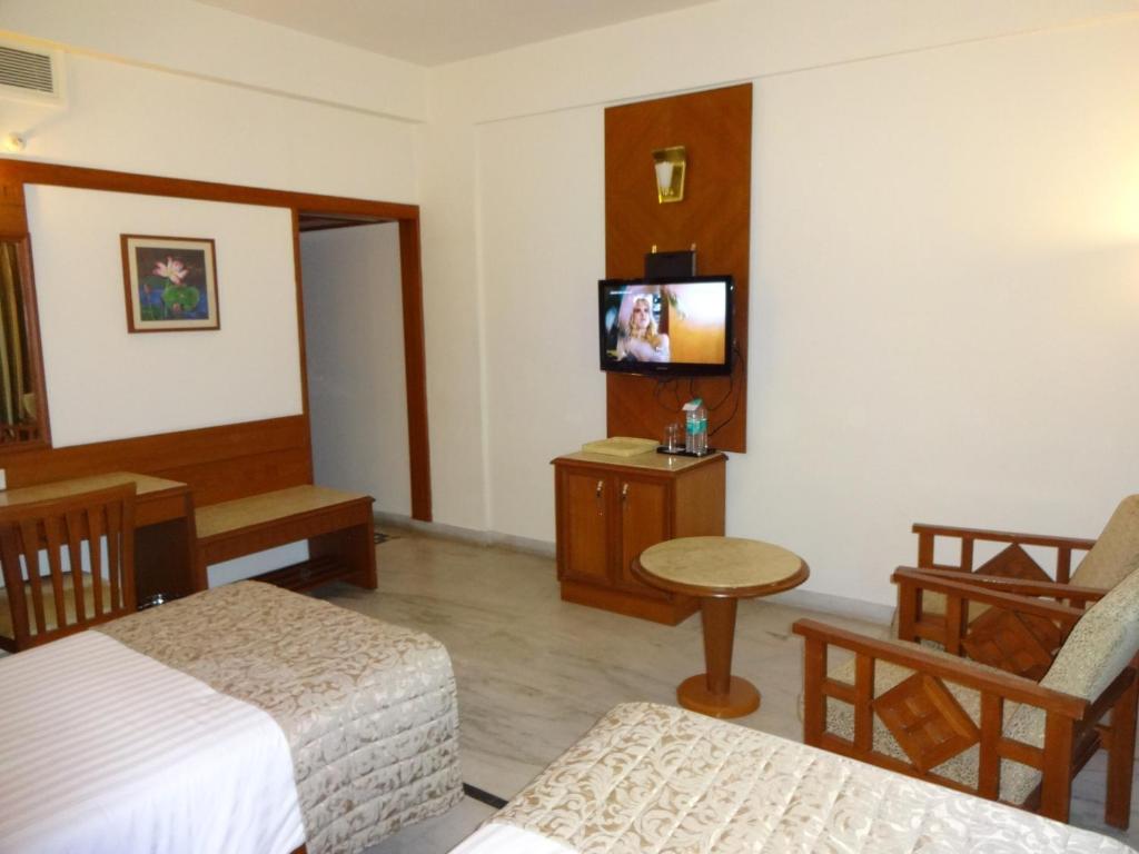 TV a/nebo společenská místnost v ubytování JP Chennai Hotel