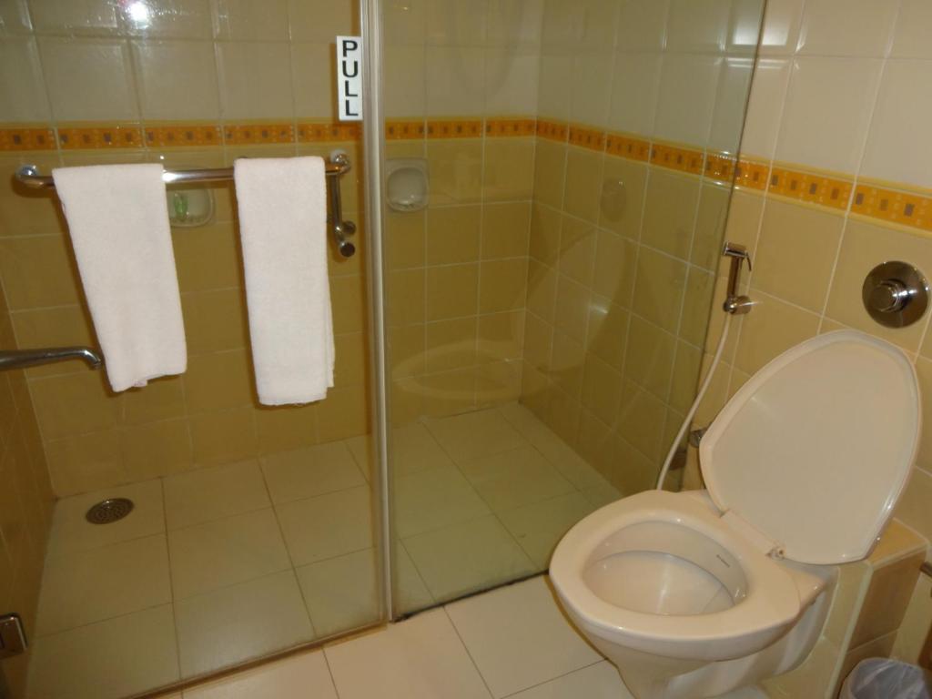 Koupelna v ubytování JP Chennai Hotel
