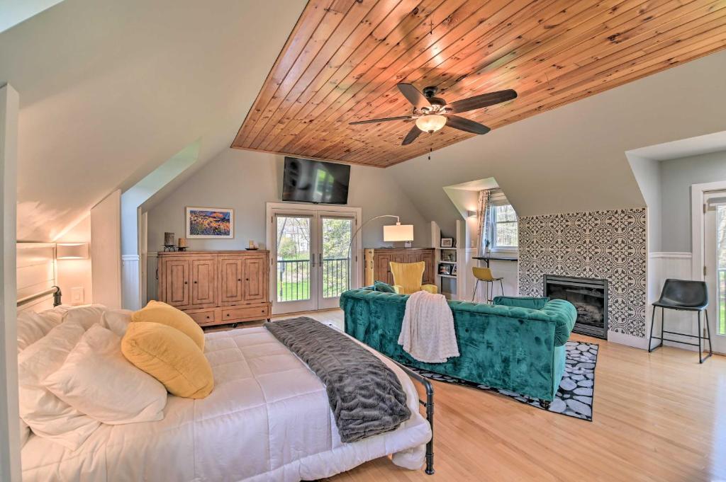 uma sala de estar com um sofá e uma ventoinha de tecto em Stylish Studio with Fireplace about 3 Mi From Dtwn! em Saratoga Springs