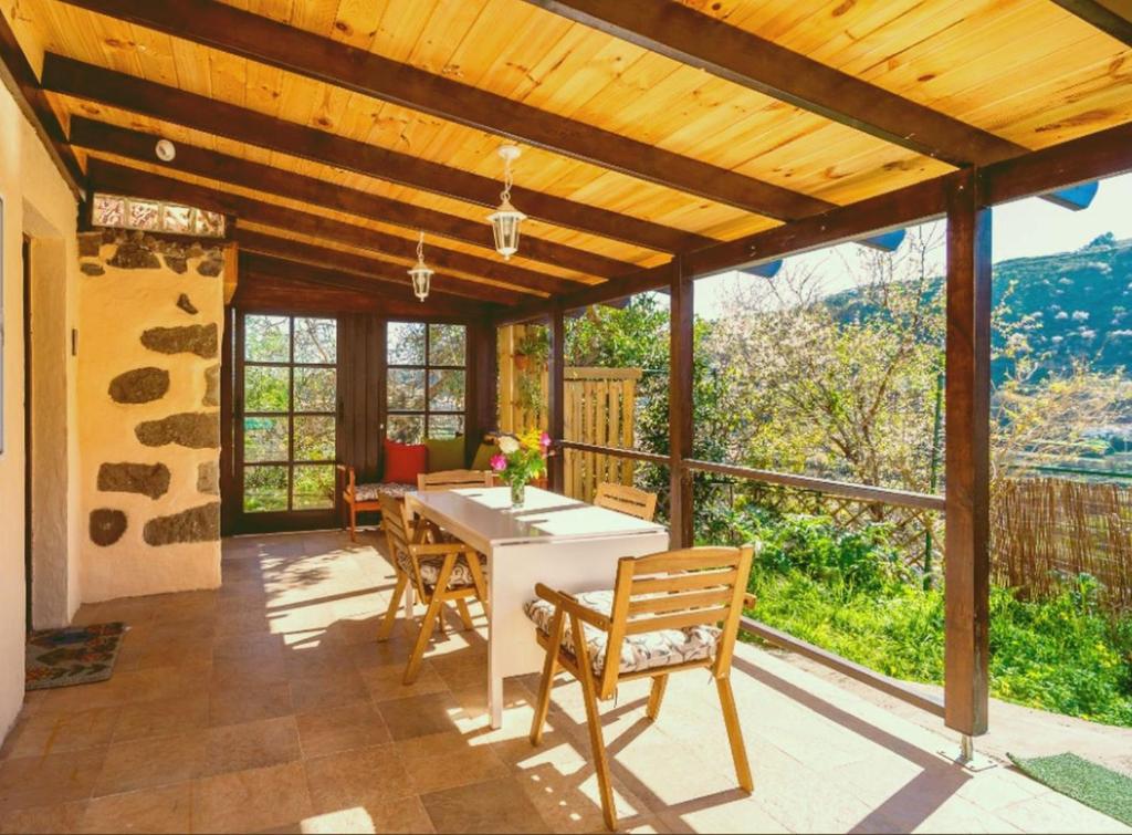 d'une terrasse avec une table et des chaises et une vue. dans l'établissement Villa el Manantial, à Vega de San Mateo