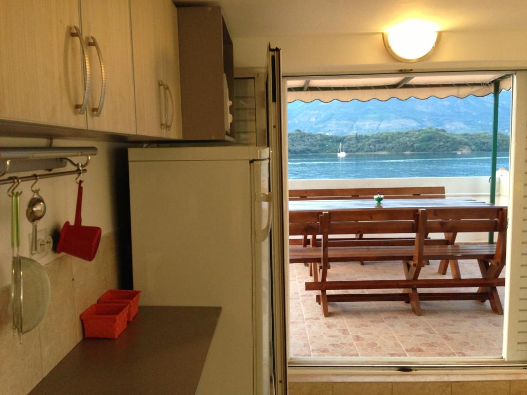 Kuchyň nebo kuchyňský kout v ubytování Monténégro, villa dans la baie de Kotor, avec plusieurs appartements tout confort en front de mer!