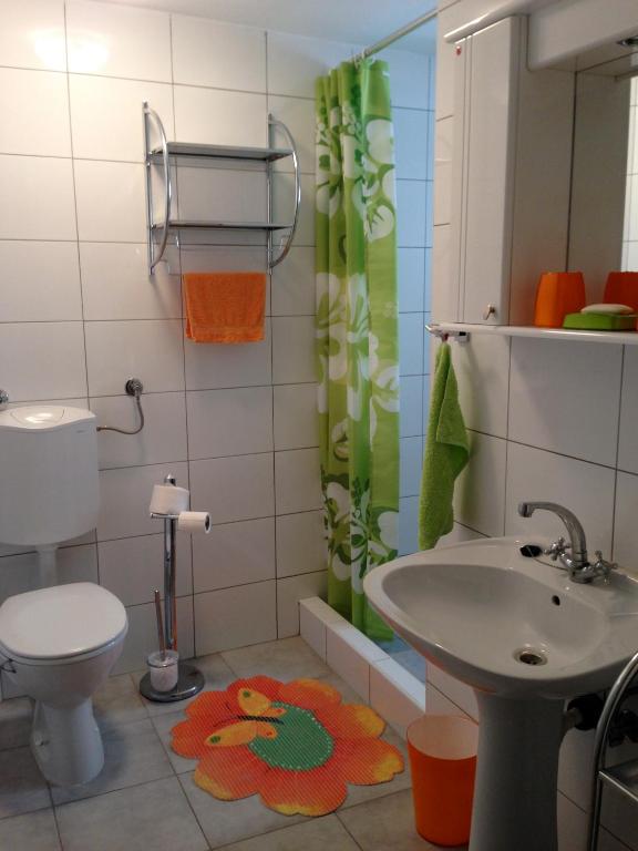 Koupelna v ubytování Monténégro, villa dans la baie de Kotor, avec plusieurs appartements tout confort en front de mer!