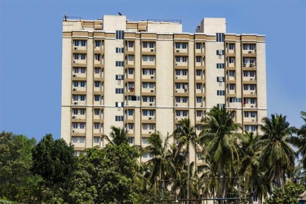 un gran edificio con palmeras delante en PHOENIX INN en Chennai