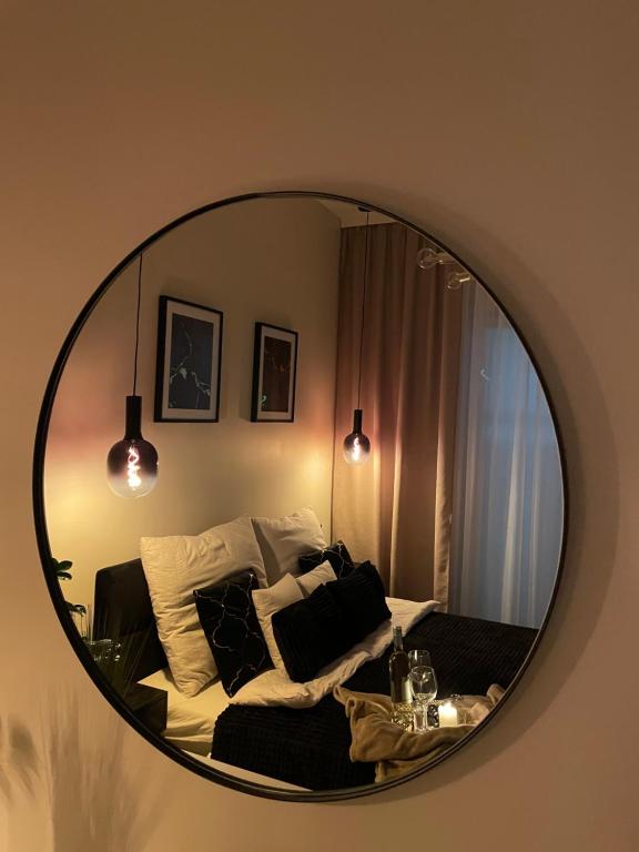 a bedroom with a bed and a round mirror at Sunset Resort APARTAMENT DZIESIĄTKA przy plaży in Grzybowo