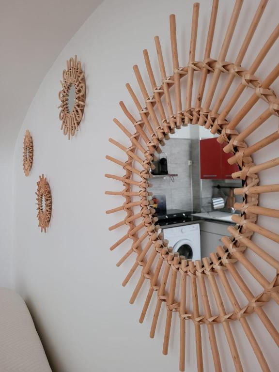 un espejo colgado en una pared en una cocina en Le Studio 64 en Rochefort