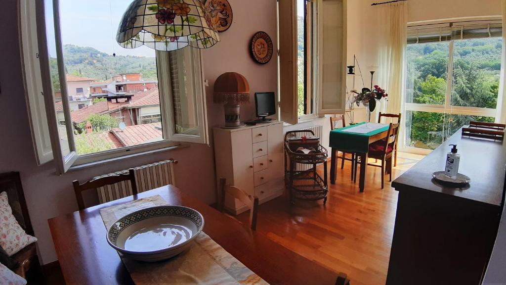 una cucina con bancone e tavolo e alcune finestre di Appartamento BELVEDERE a Montecatini Terme