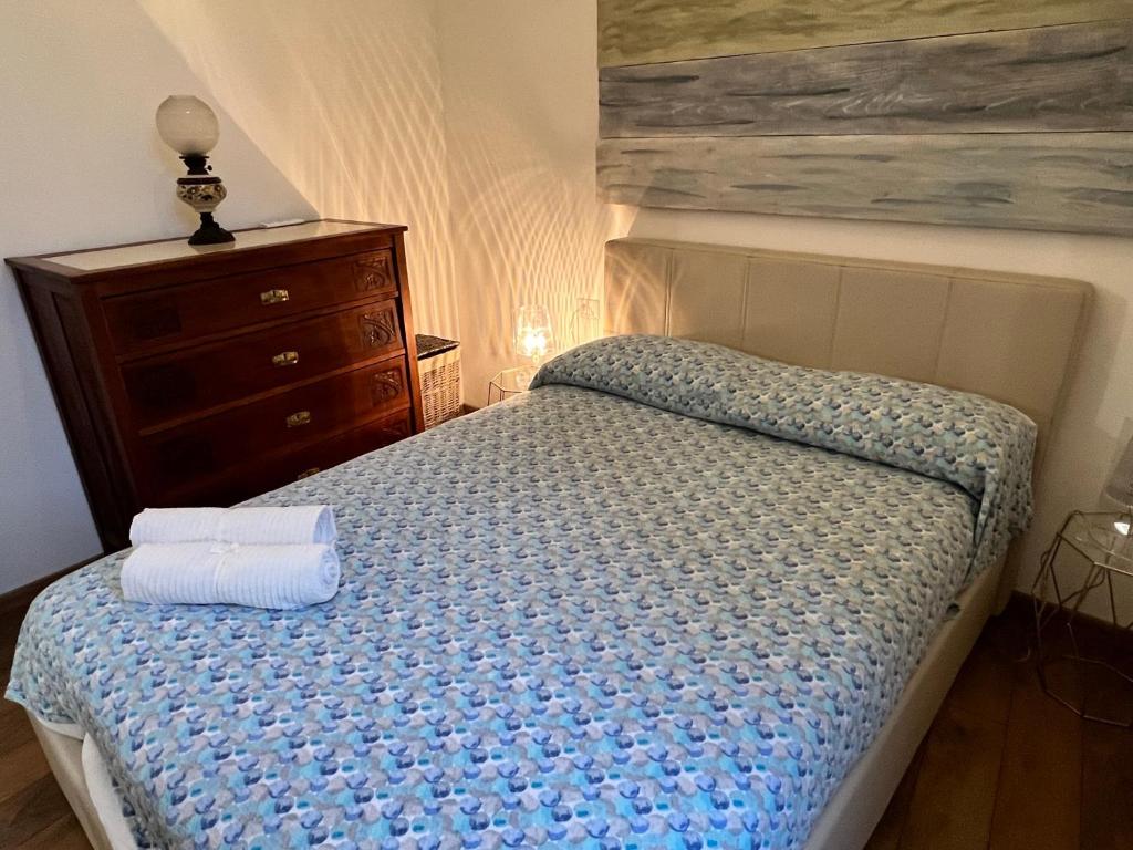 Posteľ alebo postele v izbe v ubytovaní donna serena Aci Castello