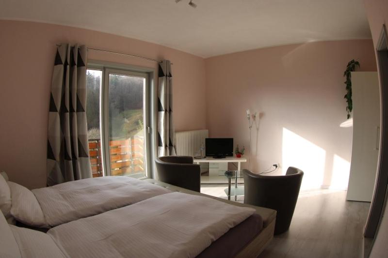Postel nebo postele na pokoji v ubytování Hotel-Pension Waldhaus