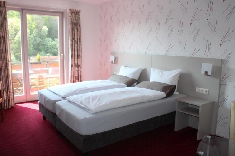 Postel nebo postele na pokoji v ubytování Hotel-Pension Waldhaus