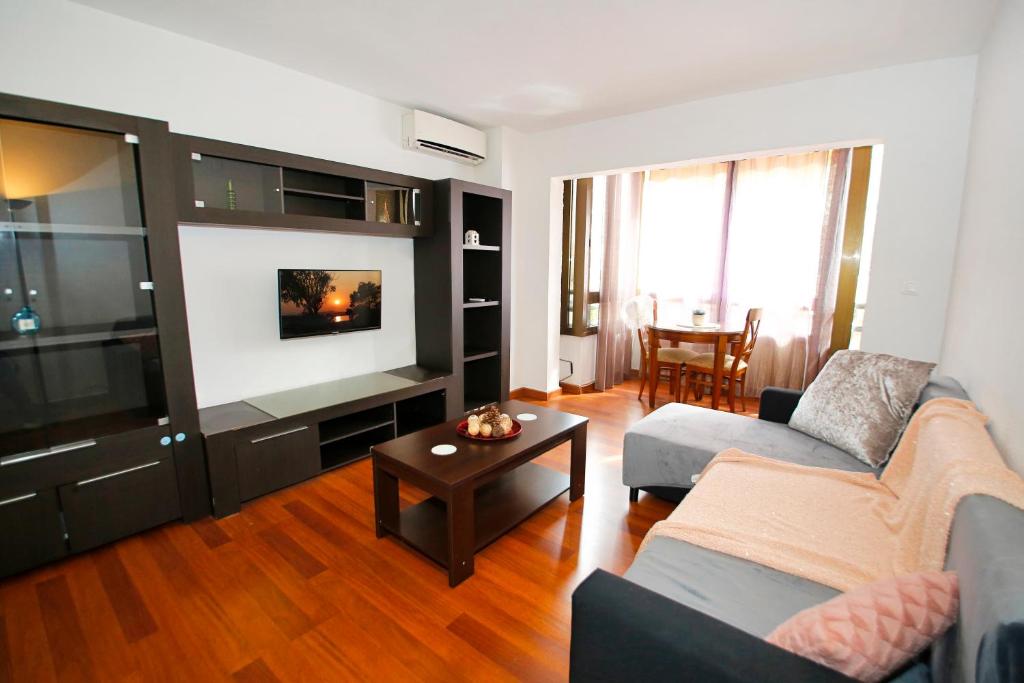 uma sala de estar com um sofá e uma mesa em Low Cost San Juan Apartment em San Juan de Alicante