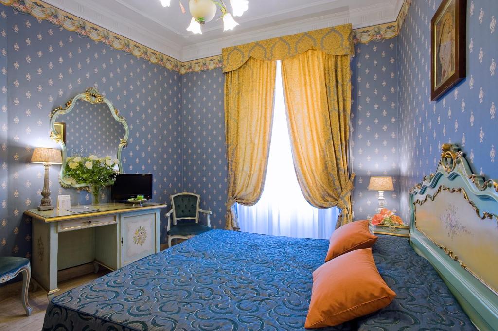 Tempat tidur dalam kamar di Hotel Villa San Lorenzo Maria