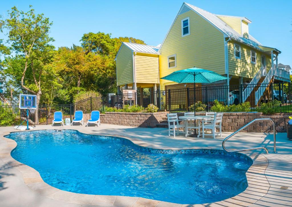 Bassein majutusasutuses The Emerald Owl House - Peaceful Emerald Isle Beach House w/ Luxurious Heated Pool! või selle lähedal