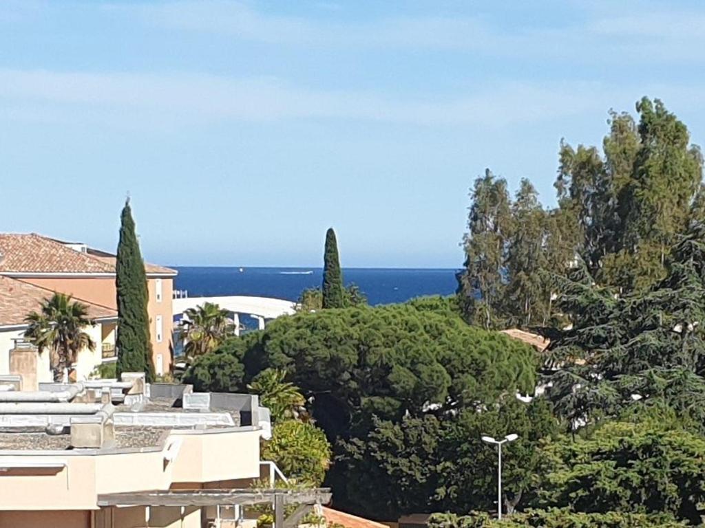 une vue sur l'océan depuis une maison dans l'établissement Studio avec Piscine, Parking et Terrasse à Sainte-Maxime - FR-1-226-420, à Sainte-Maxime
