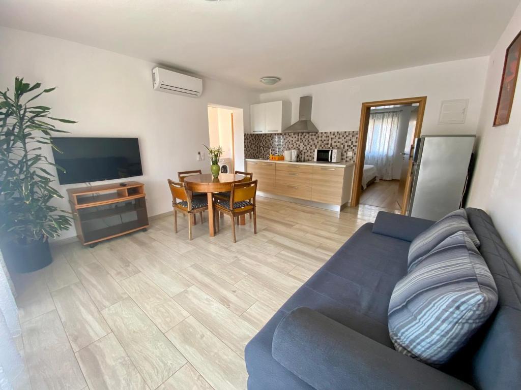 Apartment MIRNA
