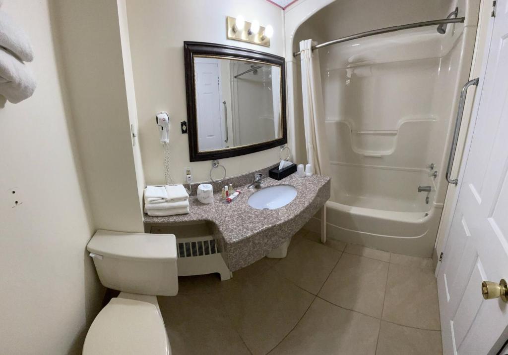 Un baño de Super 8 by Wyndham Pembroke