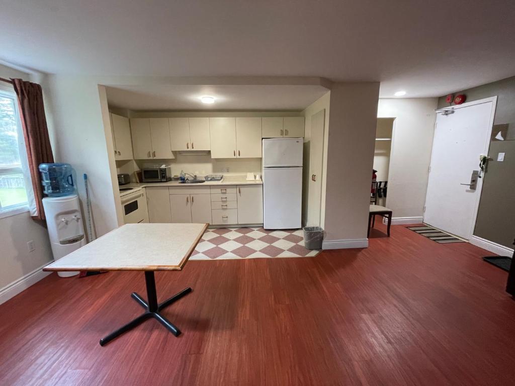 Una cocina o cocineta en Super 8 by Wyndham Pembroke