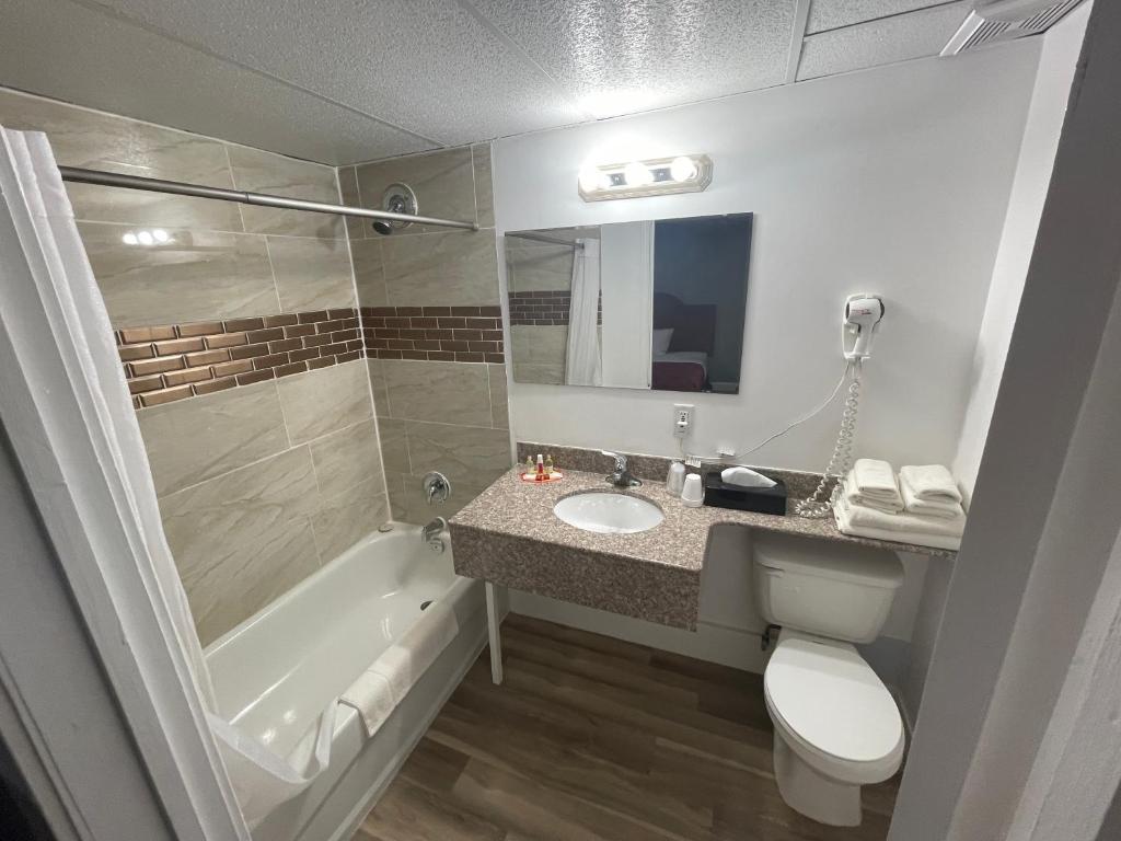 Un baño de Super 8 by Wyndham Pembroke