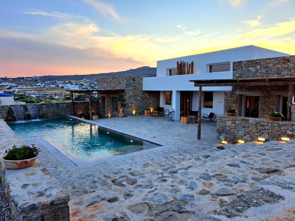 una villa con piscina di fronte a un edificio di Mykonian Art Homes - Casa Noe a Mykonos Città