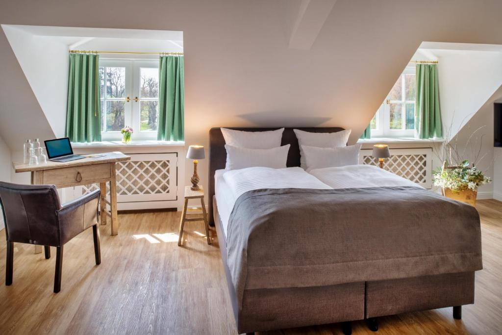 Postel nebo postele na pokoji v ubytování Schloss Rattey