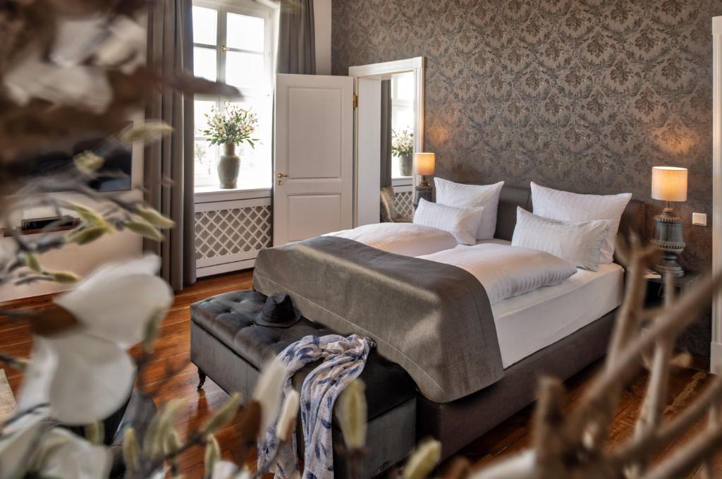 Postel nebo postele na pokoji v ubytování Schloss Rattey