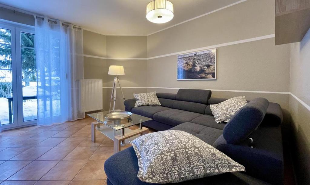 ein Wohnzimmer mit einem Sofa und einem Tisch in der Unterkunft Ferienwohnung Britta in Ostseebad Sellin