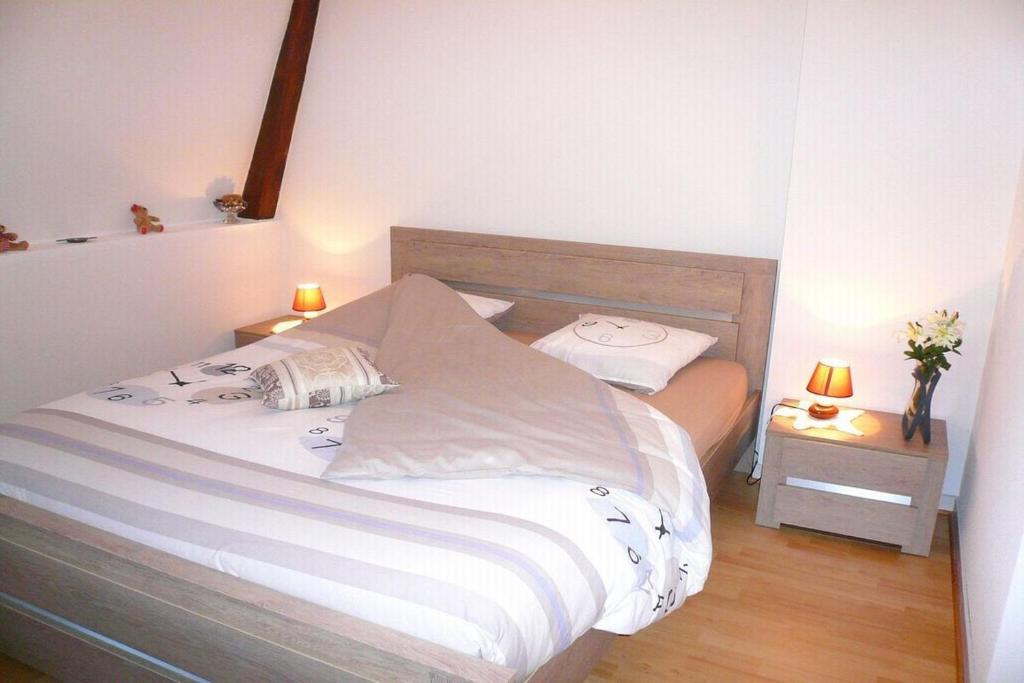 1 cama en un dormitorio con 2 lámparas en una mesa en Chez Lisette Honfleur 500m plage, en Honfleur