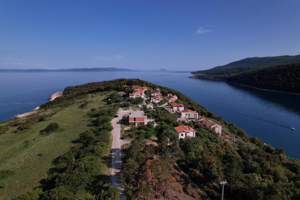 eine Insel inmitten eines Wasserkörpers in der Unterkunft Apartments Giana in Labin