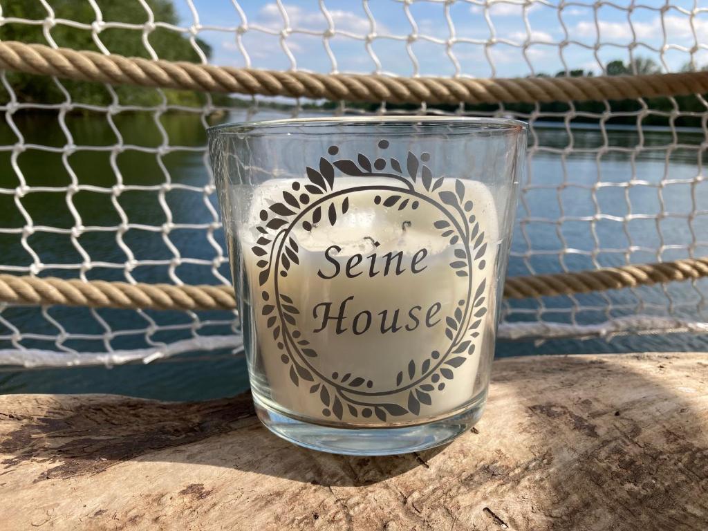SeineHouse - Maison flottante (HouseBoat) - Séjour magique sur l'eau - Casa De Dos Dormitorios