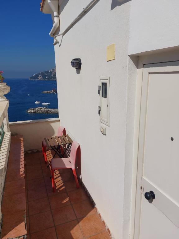 Balkón alebo terasa v ubytovaní La stanza sul Porto di Amalfi camera piccina piccina con bagno privato e terrazzino vista mare