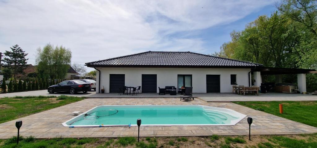 uma casa com piscina no quintal em Letohrádek Pálava em Strachotín